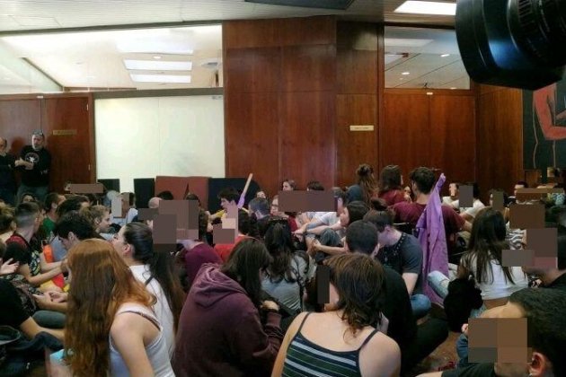 Estudiantes de la UAB ocupan el rectorado