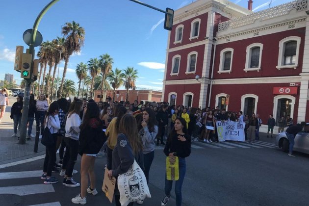 Estudiants cortan N II Mataró E.N.