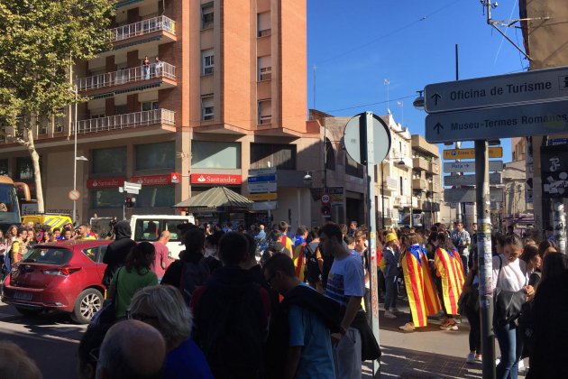 estudiants tallen carrer Badalona   Iu Forn