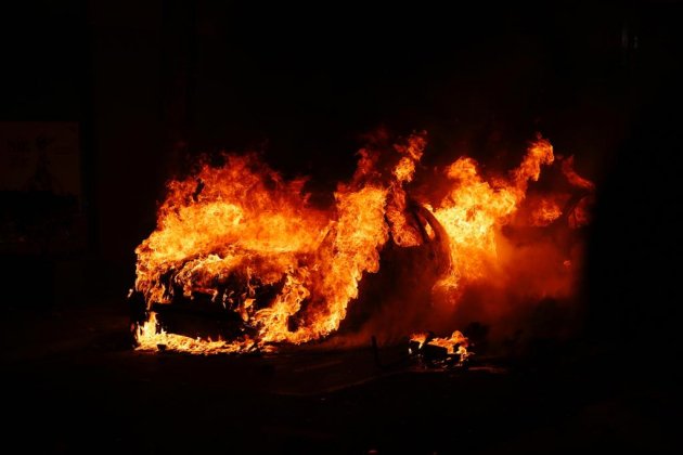 ELNACIONAL Incidentes Barcelona crema barricadas coches contenedores - Sergi Alcàzar