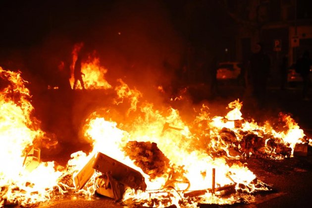 ELNACIONAL Incidentes Barcelona crema barricadas coches contenedores - Sergi Alcàzar