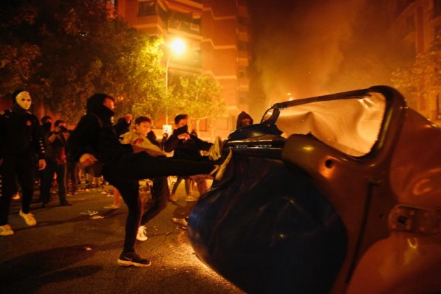 ELNACIONAL Incidents Barcelona crema barricades cotxes contenidors - Sergi Alcàzar