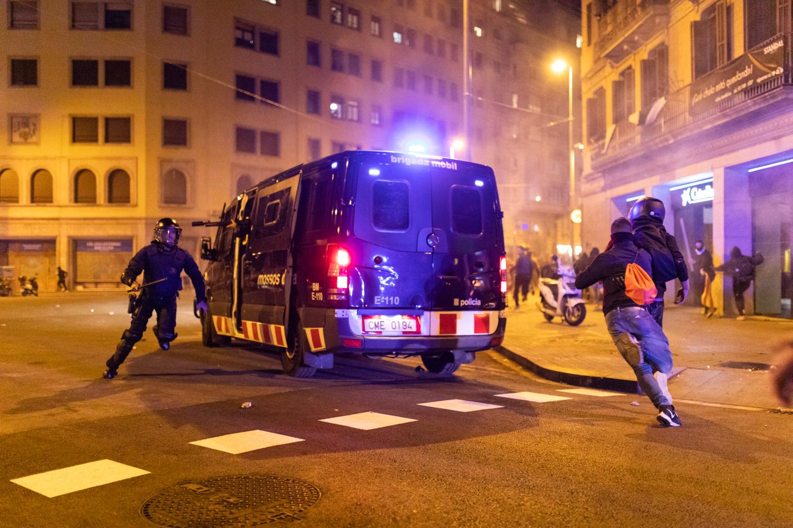 L'Audiència de Barcelona suspèn, al final, el judici a dos manifestants i 4 mossos per la llei d'amnistia