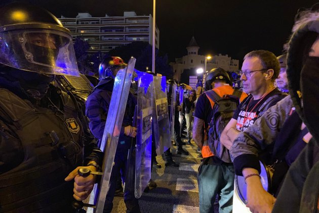 Linia policial Mossos manifestantes visita Rey Barcelona - Mireia Comas