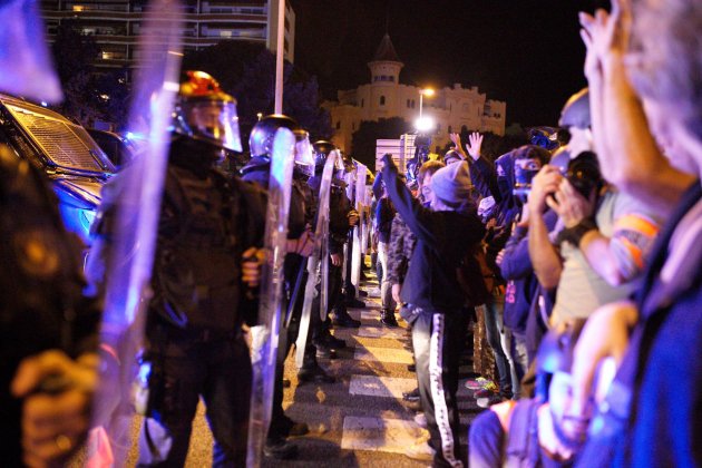 ELNACIONAL Mossos manifestantes protestar rey Barcelona - Mireia Comas