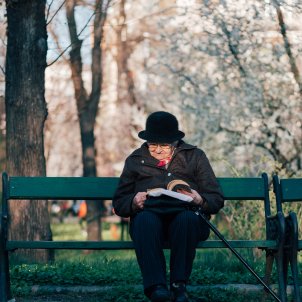 Señora leyendo Unsplash